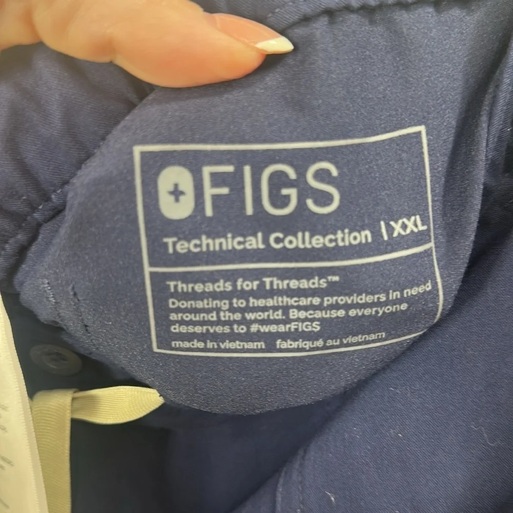 Figs Men’s Cario Cargo navy blue scrub pants size XXL.